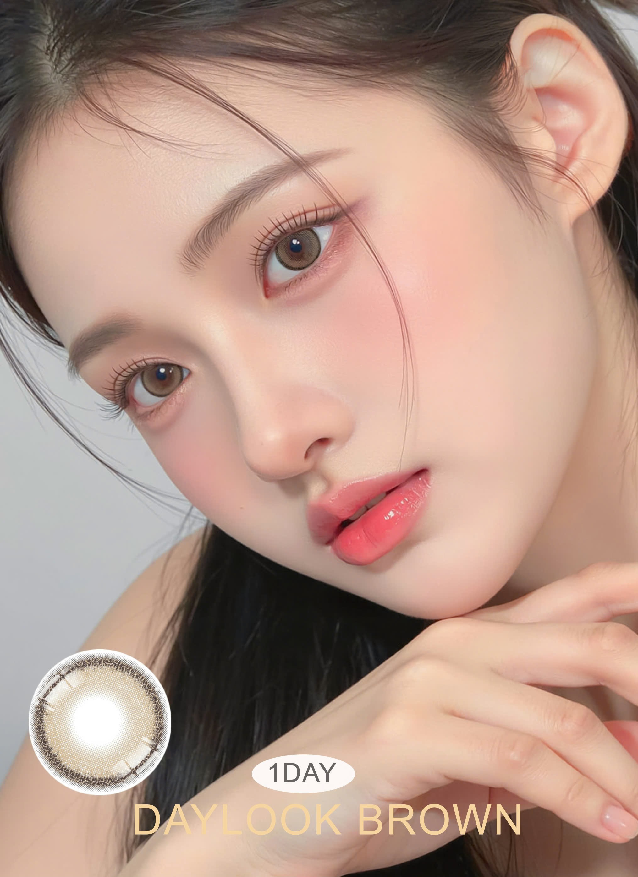 Người mẫu đeo kính áp tròng